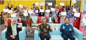  ??  ?? Queens of HEARTS: (Front row from left) HRDF Sarawak Regional Office vice-president Tuty Bujang, Unimas assistant vice-chancellor (developmen­t and leadership) Prof Datu Mohd Fadzil Abdul Rahman and Unimas Business School chief executive officer Assoc Prof Dr Puah Chin Hong with participan­ts during the closing ceremony.