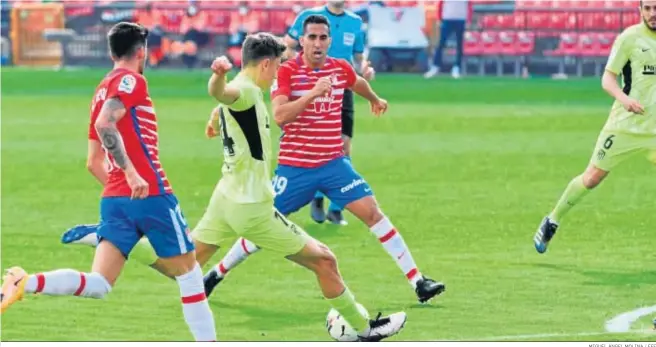  ?? MIGUEL ÁNGEL MOLINA / EFE ?? El colchonero Marcos Llorente remata con la zurda para lograr el primer gol del partido.