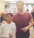  ??  ?? Gold Coaster Kaya Horne with Chris Hemsworth.