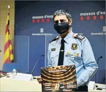  ?? MOSSOS D'ESQUADRA ?? Acte solidari
El major Josep Lluís Trapero amb un exemplar del calendari que han fet els Mossos i que es va presentar ahir a Barcelona