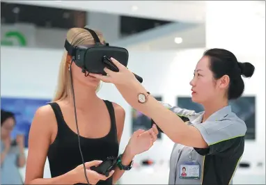  ?? PROVIDED TO CHINA DAILY ?? Hungarian model Viktoria Varga visits Goertek on July 29 and tries out the company’s VR products.