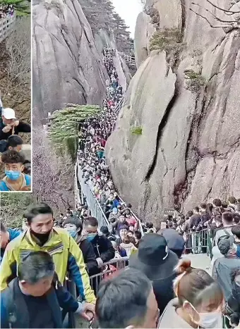  ?? PICTURES: ASIAWIRE ?? Come off it: Visitors flock to the mountain beauty spot, causing the gates to be shut