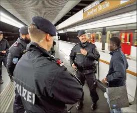  ?? ?? Stationsko­ntrolle: Die Polizei kommt mit bis zu 200 Mann