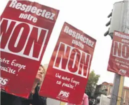  ??  ?? À Toulouse, en octobre 2005, des manifestan­ts appellent au respect du résultat du référendum du 29 mai 2005, où le « non » au projet de constituti­on européenne avait recueilli 54,68 % des suffrages exprimés. Dix ans plus tard, « la postérité du “non”...