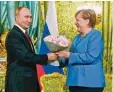  ?? Foto: dpa ?? Blumen zum Abschied: Angela Merkel war zum 19. und letzten Mal als Kanzle‰ rin bei Wladimir Putin zu Gast.