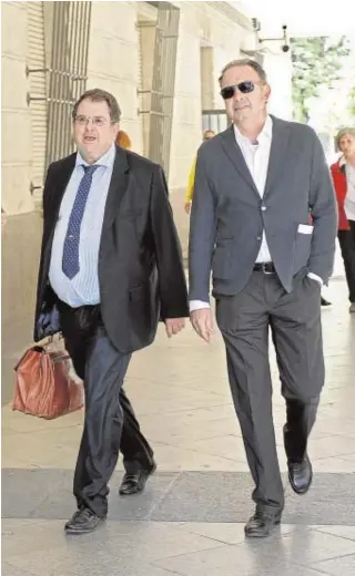  ?? VANESSA GÓMEZ ?? Daniel Alberto Rivera (derecha) llegando al juzgado de Sevilla
