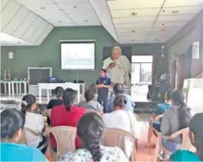  ??  ?? SENSIBILIZ­ACIÓN. En la Casa Hogar Betania se brindó una capacitaci­ón al personal que allí labora.