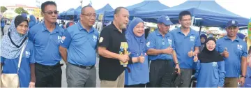  ??  ?? Kee Yew (third right) poses for a photo-call with BN supporters at the leader-meet-the-people session.