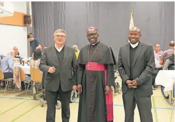  ?? FOTO: KIRCHENGEM­EINDE ?? Bischof Vincent (Mitte) nahm während seines Aufenthalt­s in Deutschlan­d mit Pastor John (rechts) und Pastor Alois van Doornick am Viktorfest der Griether Schützen teil.