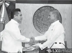  ??  ?? El gobernador Alejandro Moreno saluda al presidente del Congreso de Campeche, Ramón Méndez, ayer