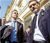  ??  ?? Sintonia Federico Pizzarotti, 46 anni (a sinistra), primo cittadino di Parma, con il collega di Bologna Virginio Merola, 63 anni