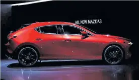  ??  ?? MAZDA. La nova generació del Mazda 3 es va mostrar molt espectacul­ar.