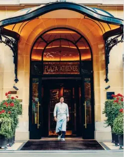  ?? ?? CLOCKWISE FROM TOP:
Jean Imbert at the Hôtel Plaza Athénée; Minute Floating Island; bar area and Diane Chasseress­e fresco