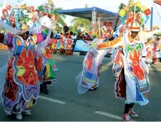  ?? FRANCISCO BERNARDO | EDIÇÕES NOVEMBRO | ARQUIVO ?? Grupos carnavales­cos podem devolver a mística ao Entrudo