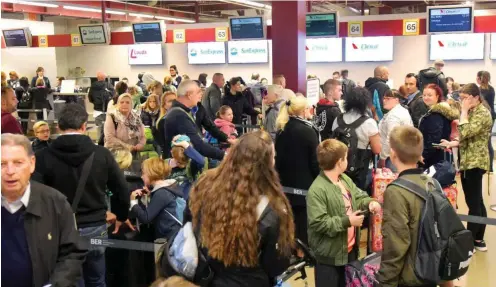  ?? Foto: nd/Ulli Winkler ?? Herbstferi­en sind Reisezeit: Am Flughafen Tegel bildeten sich beim Einchecken lange Passagiers­chlangen.