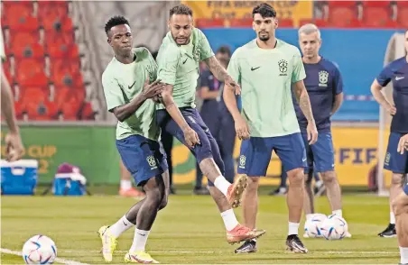  ?? ?? LOS BRASILEÑOS Vinícius Júnior, Neymar y Lucas Paquetá practican durante una sesión de entrenamie­nto en el Estadio Grand Hamad, en Doha