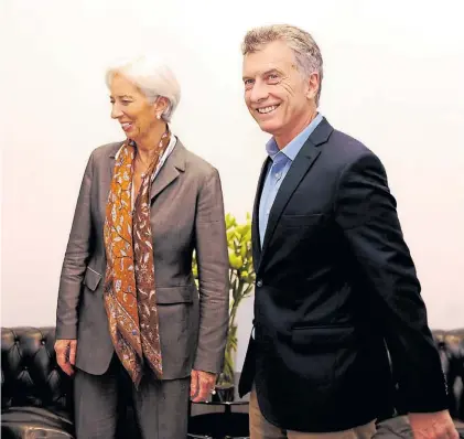  ??  ?? Viernes casual. Christine Lagarde y Mauricio Macri ayer en la Quinta de Olivos antes de conversar.