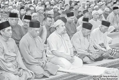  ?? — Gambar Bernama ?? KHUSYUK: Yang di-Pertuan Agong, Sultan Muhammad V ( tiga kiri) mendengar khutbah yang dibacakan Imam Muda Mohamad Hafizuddin Ibrahim bertajuk‘Aidiladha Simbol Ketakwaan’ selepas menunaikan solat sunat Aidiladha di Masjid Al Ismaili, Pasir Pekan, Tumpat semalam. Turut hadir Menteri Besar Kelantan Datuk Ahmad Yakob (dua kanan).