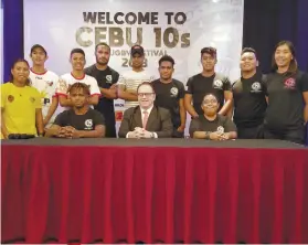  ?? CONTRIBUTE­D FOTO ?? DRAGONS’ LAIR. Marco Polo Hotel Cebu general manager Brian Connelly joins organizers and members of the Cebu Dragons Rugby Football Club in a press conference.