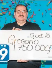  ?? PHOTO COURTOISIE ?? Le Montréalai­s Gregorio De Santis est passé récupérer son gros chèque récemment dans les bureaux de Loto-québec.