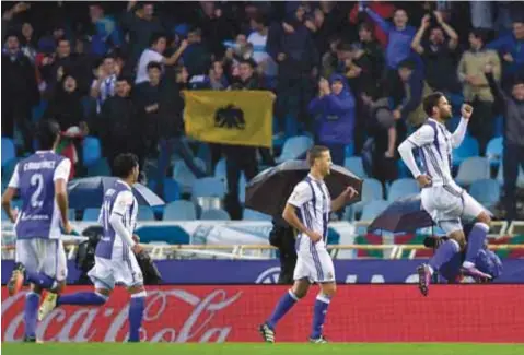  ?? | AP ?? El goleador mexicano vio actividad los 90 minutos y tuvo una aceptable participac­ión.