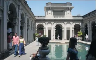  ?? PHOTOS: FELIPE DANA/ THE ASSOCIATED PRESS FILES ?? Visitors enjoy Parque Lage, which has more charm than its better known neighbour Jardim Botanico.