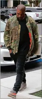  ??  ?? Le rappeur Kanye West a contribué à relancer la tendance du bombers.