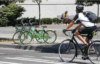  ?? Genna Martin / SeattlePI.com ?? Two LimeBike bicycles in Seattle await riders who can check out and unlock them using a smartphone. LimeBike is one of six dockless bike-sharing companies considerin­g launching in Houston.