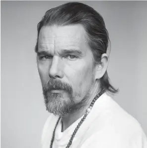  ?? Brigitte Lacombe ?? Der mehrfach oscarnomin­ierte texanische Schauspiel­er Ethan Hawke überzeugt auch als Romanautor.