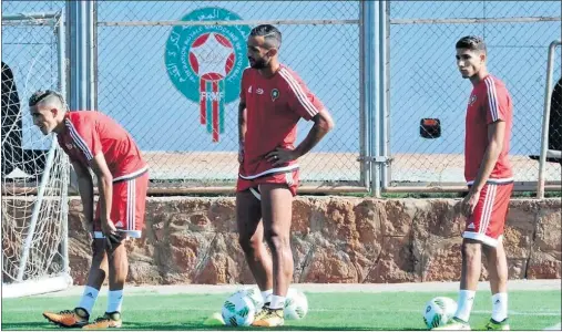  ??  ?? ASENTADO. Achraf, primero por la derecha, será titular ante Mali. El sueño del Mundial de Rusia se acerca para ‘Los Leones del Atlas’.