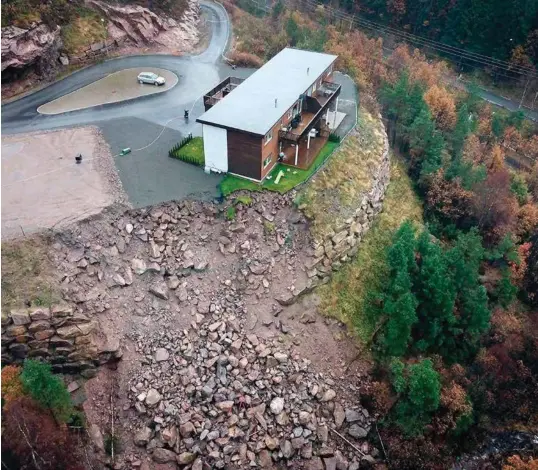  ?? FOTO: JIM RUNE BJORVAND ?? To små barn lekte på verandaen nede til venstre, da hagen en meter fra dem forsvant ned i avgrunnen.