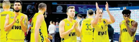  ?? BILD: IMAGO ?? Enttäuscht­e Gesichter: Nach der Niederlage in München bedanken sich die Baskets-Spieler (von links) Marcel Keßen, Nathan Boothe, Haris Hujic, Karsten Tadda und Frantz Massenat bei den mitgereist­en Fans.