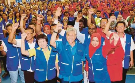  ?? PIC BY L. MANIMARAN ?? Deputy Prime Minister Datuk Seri Dr Ahmad Zahid Hamidi and Wanita Umno chief Tan Sri Shahrizat Abdul Jalil at the launch of the Bagan Datuk Jalinan Rakyat Plus election machinery in Bagan Datuk yesterday.