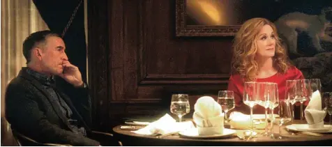  ??  ?? Schrecklic­hes gibt es bei romantisch gedämpftem Licht zu besprechen: Steve Coogan und Laura Linney in „The Dinner“.