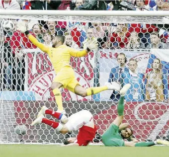  ?? Ansa ?? Esordio 5 - 0 Il portiere dell’Arabia Saudita in azione nella partita persa contro la Russia allo stadio Luzniki