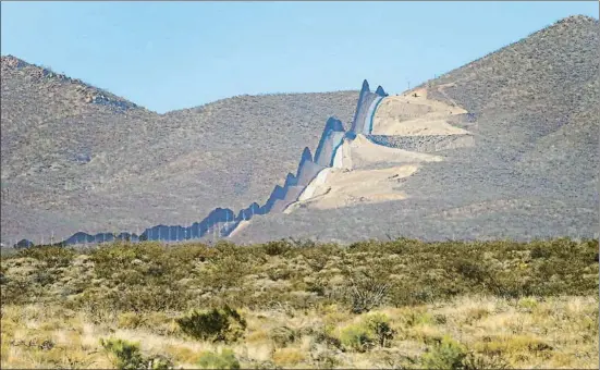  ?? MATT YORK / AP ?? El muro divide México (izquierda) de Estados Unidos a lo largo de la reserva natural de San Bernardino, en el desierto de Sonora (Arizona)