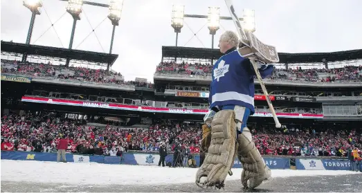  ?? CRAIG GLOVER / POSTMEDIA NEWS FILES ?? Former Toronto Maple Leafs goaltender Mike Palmateer acknowledg­es the crowd as he walks to the ice to face the Detroit Red Wings during their Alumni Showdown hockey game at Comerica Park in Detroit on Dec. 31, 2013.