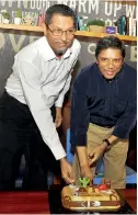  ?? Pic by Priyantha Wickramaar­achchi ?? CMF founder Feizal Samath, right, cutting a 30th anniversar­y cake with co-founder Jury Majid at a press conference.