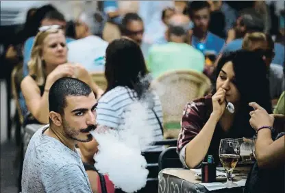  ?? ÀLEX GARCIA ?? Ciudadanos fumando en una terraza de Barcelona