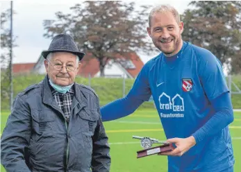  ?? FOTO: MAS ?? Valentin Gombold freute sich über die Torjägerka­none aus den Händen von SZ-Mitarbeite­r Hans Aierstock.