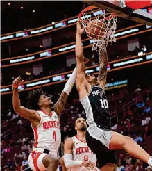  ?? David J. Phillip/associated Press ?? Jeremy Sochan scores two of his 15 points Tuesday in a game that also included an altercatio­n that led to a flagrant foul.