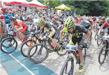  ?? FOTO: VOLKER GRAHN ?? Passend zum Wochenende soll das Wetter wieder besser werden. Doch die Radfahrer hätten den Start bei „Bike the Rock“sicher auch nicht bei Schmuddelw­etter versäumen wollen.