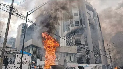  ?? GUSTAVO GUAMÁN / EXPRESO ?? Acto. El incendio provocado en la Contralorí­a en el contexto de la protesta indígena no pudo sofocarse porque los bomberos fueron impedidos de llegar.