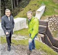  ?? BILD: SN/LMZ/NEUMAYR/MMV ?? Landesrat Josef Schwaiger (links) und Leonhard Krimpelstä­tter (WLV) bei einer Murensperr­e in Leogang. Die Sperren müssen nach Unwettern schnell geräumt werden.