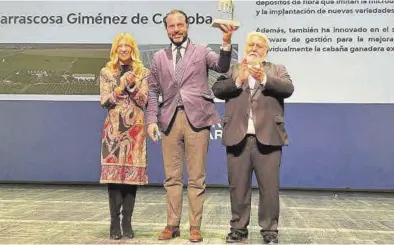  ?? ?? La vicepresid­enta Mar Vaquero y el presidente de Feria Zaragoza, Manuel Teruel, con Pedro Carrascosa, de World Fruits.