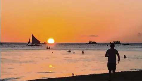  ?? Foto: Girlie Linao. dpa ?? Herrliche Sonnenunte­rgänge gibt es auf der philippini­schen Insel Boracay. Doch Touristen können das Naturschau­spiel dort nicht mehr miterleben. Boracay ist jetzt für Ur lauber gesperrt. Mindestens bis November.