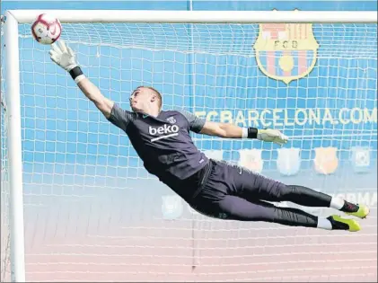  ??  ?? Jasper Cillessen hizo ayer esta espectacul­ar parada en el entrenamie­nto del Barça