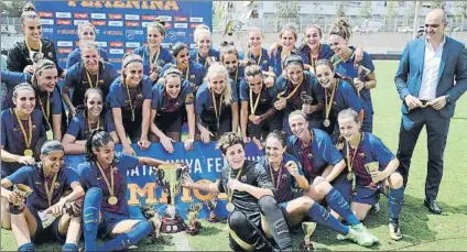  ?? FOTOS: PEP MORATA ?? Las jugadoras del Barça celebran la Copa Catalunya ganada en Gavà en presencia de Andreu Subies, presidente de la FCF