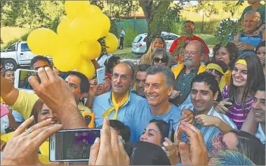  ?? FOTOS: CEDOC PERFIL ?? EN ALTA GRACIA. Ayer a la tarde, el primer mandatario salió a saludar a un grupo de seguidores.