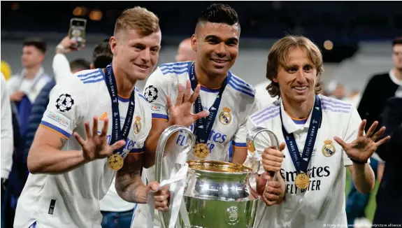  ?? Bild: Kirsty Wiggleswor­th/AP Photo/picture alliance ?? Erfolgreic­her war kein deutscher Spieler: Toni Kroos (l.) feiert 2022 mit Casemiro (2.v.l.) und Luka Modric (r.) von Real Madrid seinen fünften Titel in der Champions League